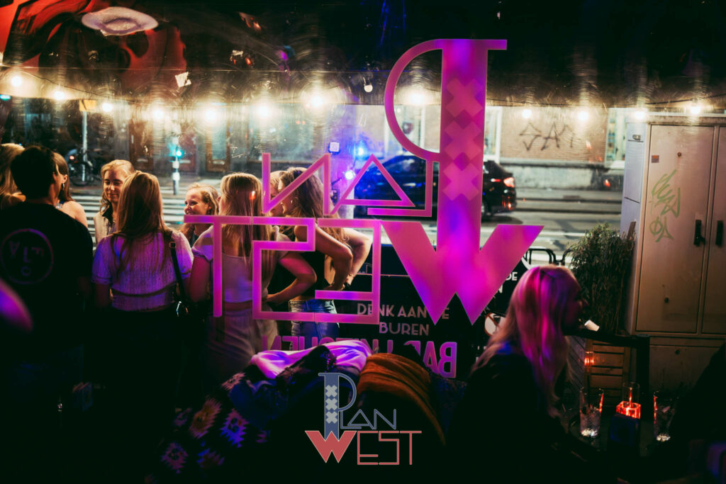 Logo van Café Plan West op de ruit