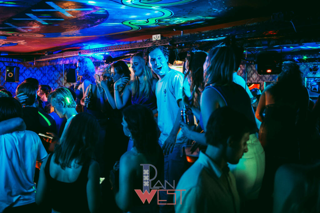 Alt: vrijgezellenfeest in Amsterdam in onze karaokebar